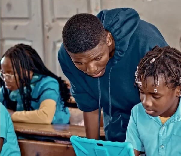 Alunos aprendendo robótica em sala de aula